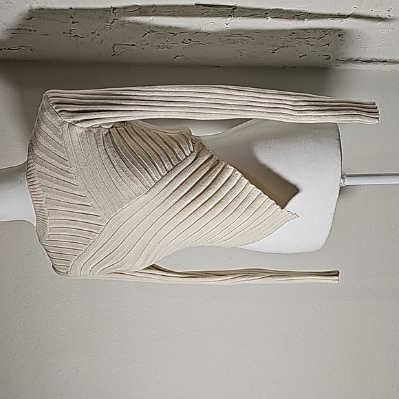 Le Lis Assymetrical Hem Sweater Top Ribbed Crop Round Neck Long Sleeve Cream XS - Picture 5 of 14